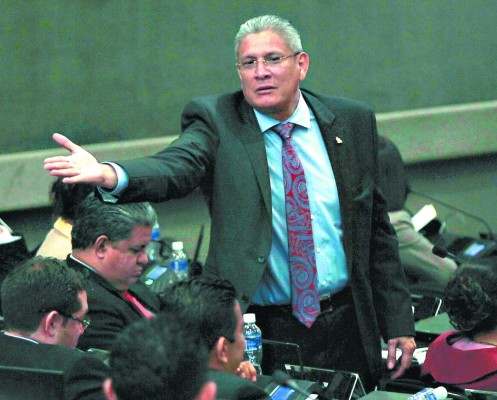 Esdras asegura que se lleva 15 diputados