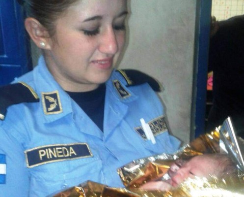 Hondureña da a luz a una niña con asistencia de varios policías&nbsp;&nbsp;