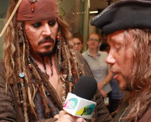 Johnny Depp como 'pirata' visita hospital infantil
