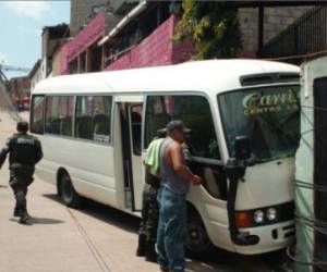 La unidad de transporte fue a impactar a un muro de cemento de la calle principal de la colonia La Sosa.