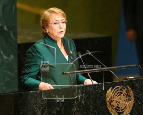 Esta fotografía de archivo del 21 de septiembre de 2016 muestra a la entonces presidenta chilena Michelle Bachelet mientras habla ante la Asamblea General de las Naciones Unidas. El jefe saliente de derechos humanos de la ONU, Zeid Ra'ad Al-Hussein, festejó la designación de Bachelet como su sucesora.