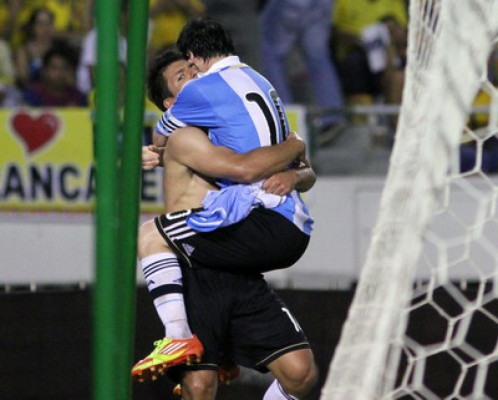 Argentina se reinventa con una victoria de 2-1 ante Colombia