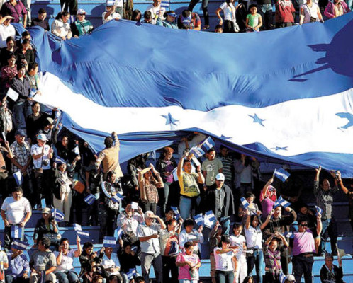 Fervor cívico se vive en las graderías