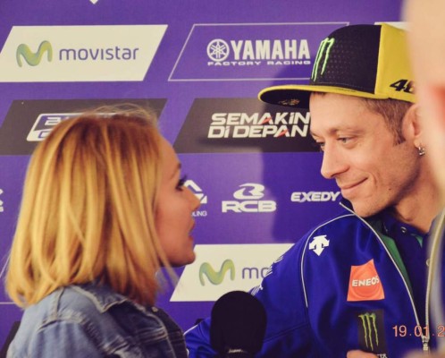 Periodista le pide hijos a Valentino Rossi, campeón mundial de motociclismo
