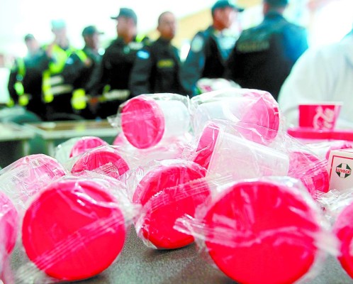 Policías al servicio de maras intimidan a la Comisión de Depuración Policial