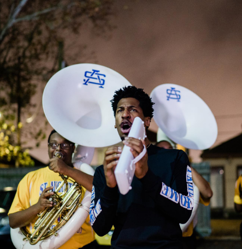 ¿Quién es Jon Batiste, el jazzista que se consagró en los Grammy?