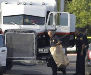 Los migrantes fueron hallados en la madrugada del domingo en un camión sin aire acondicionado en un estacionamiento en San Antonio, una ciudad del estado de Texas (sur).