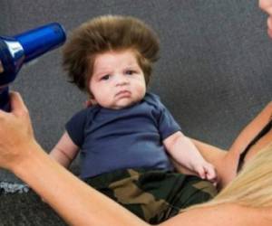 Las tiernas fotografías fueron difundidas por el medio Daily Mail, y en pocos horas le ha dado la vuelta al mundo. Incluso muchos ya le apodan 'el bebé con el mejor pelo del mundo'.
