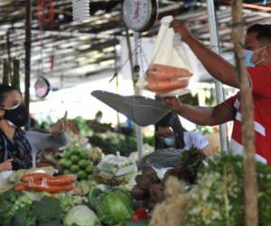 Los compradores asisten a los mercados capitalinos porque consideran que las verduras tienen mayor frescura y duración.