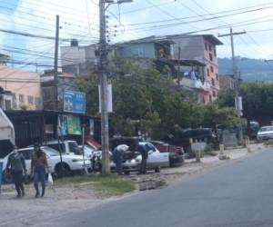 (1) Las calles y las aceras están totalmente deterioradas, asimismo, la vagancia de animales es extrema. (2) Cerca de las canchas hay un establecimiento que vende alcohol y algunos policías acuden al lugar. (3) Los talleres de carros se adueñan de las aceras.