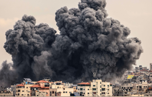 Una columna de humo se eleva al cielo en la ciudad de Gaza durante un ataque de Israel, en respuesta a los actos terroristas de Hamás perpetrados el pasado sábado siete de octubre.