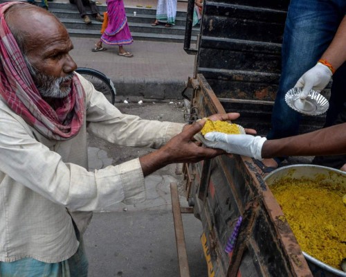 Millones de personas hacen fila para recibir comida gratis en EEUU