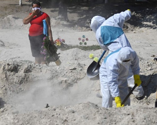 FOTOS: Con tres casos de Covid-19, El Salvador trabaja en excavación de tumbas