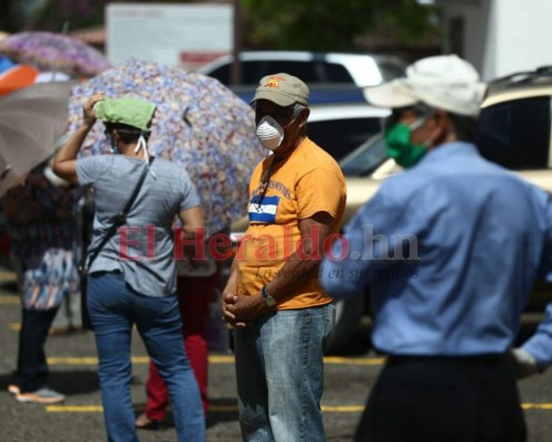 FOTOS: Bajo inclemente sol, hondureños hacen largas filas en bancos  