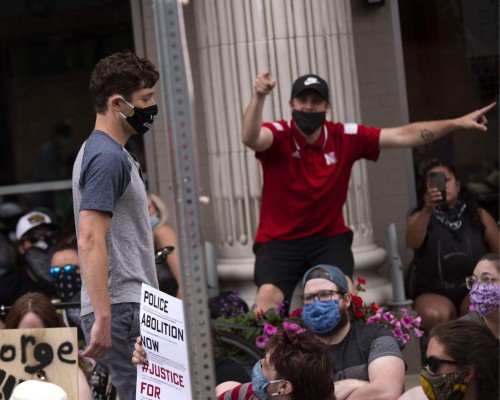 Alcalde de Minneapolis es expulsado de una manifestación por caso Floyd