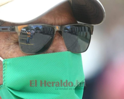 FOTOS: Bajo inclemente sol, hondureños hacen largas filas en bancos  