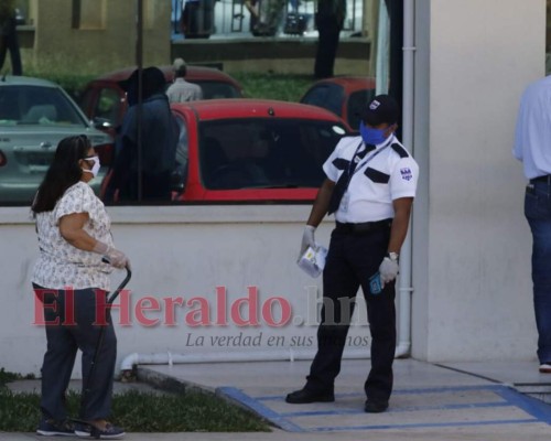 FOTOS: Bajo inclemente sol, hondureños hacen largas filas en bancos  