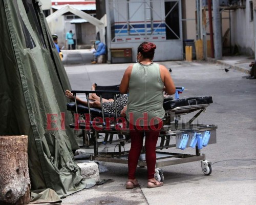 FOTOS: Dramático traslado de una paciente sospechosa de covid-19 en el HE