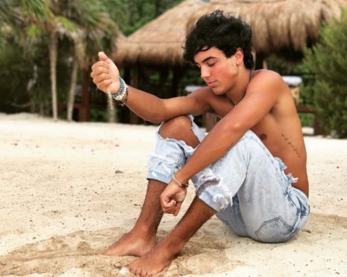 ¡Mario Casas tiene competencia! Su guapo hermano Óscar Casas se roba los suspiros