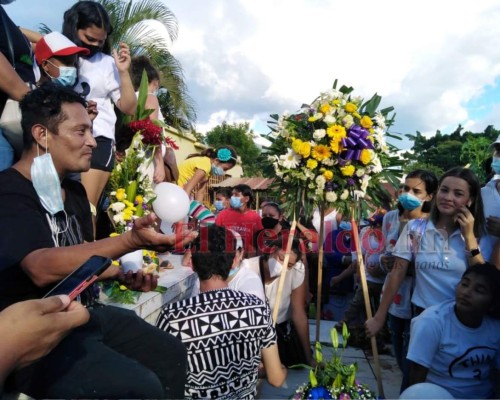 Consternación y llanto en el entierro del periodista Luis Almendares (FOTOS)