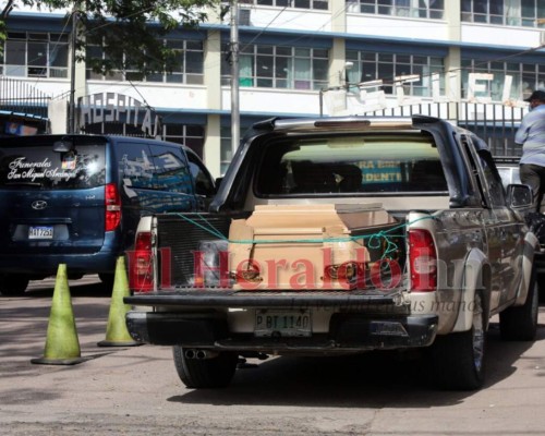 Morgue desbordada y filas de dolientes esperando cadáveres: la realidad de la pandemia en Honduras