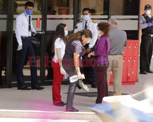 FOTOS: Bajo inclemente sol, hondureños hacen largas filas en bancos  