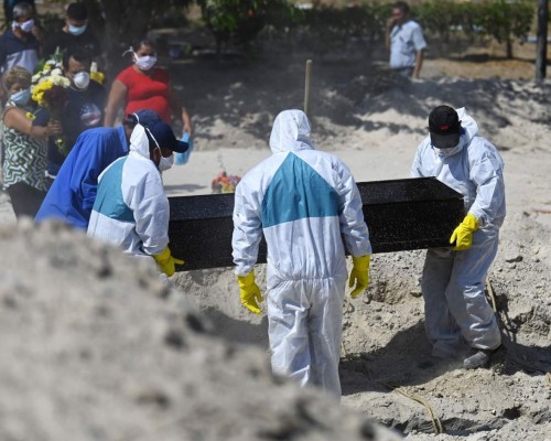 FOTOS: Con tres casos de Covid-19, El Salvador trabaja en excavación de tumbas