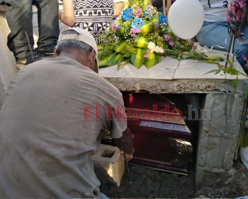 Consternación y llanto en el entierro del periodista Luis Almendares (FOTOS)