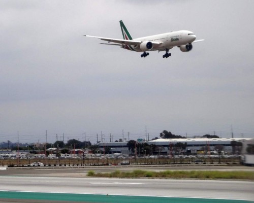 Argentina suspende vuelos por 30 días desde zonas más afectadas por coronavirus