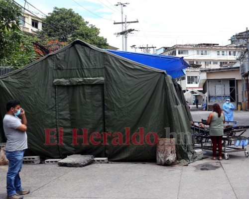 FOTOS: Dramático traslado de una paciente sospechosa de covid-19 en el HE