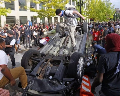 Las imágenes más estremecedoras de la ira y el caos en protestas de EEUU