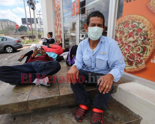 FOTOS: Dura lucha de hondureños con parientes en el Hospital Escuela