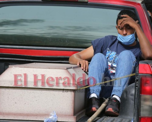 Morgue desbordada y filas de dolientes esperando cadáveres: la realidad de la pandemia en Honduras