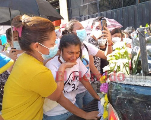 Consternación y llanto en el entierro del periodista Luis Almendares (FOTOS)