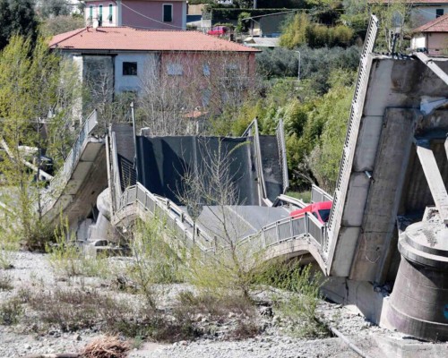 Cae puente en Italia después de que se subestimó grieta