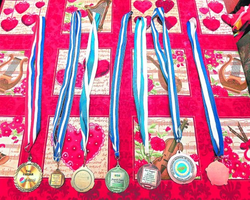 Quinceañero entre medallas y números