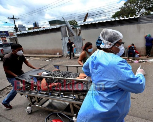 FOTOS: Dramático traslado de una paciente sospechosa de covid-19 en el HE