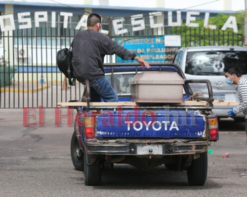 Morgue desbordada y filas de dolientes esperando cadáveres: la realidad de la pandemia en Honduras
