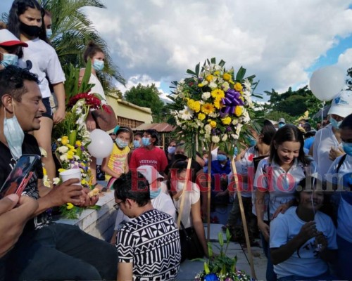 Consternación y llanto en el entierro del periodista Luis Almendares (FOTOS)