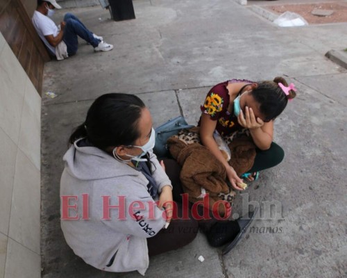 FOTOS: Dura lucha de hondureños con parientes en el Hospital Escuela