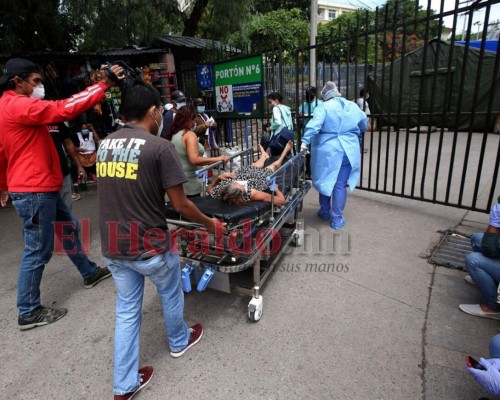 FOTOS: Dramático traslado de una paciente sospechosa de covid-19 en el HE