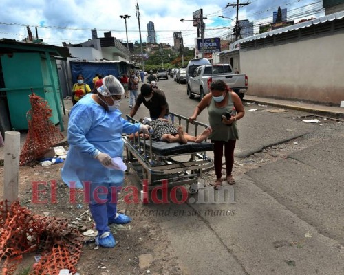 FOTOS: Dramático traslado de una paciente sospechosa de covid-19 en el HE