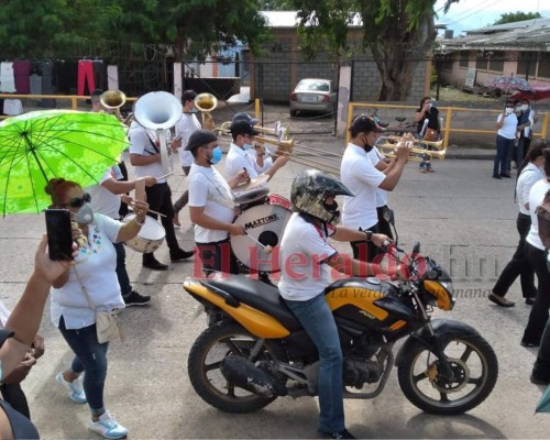 Consternación y llanto en el entierro del periodista Luis Almendares (FOTOS)
