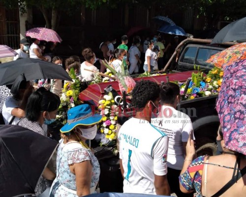 Consternación y llanto en el entierro del periodista Luis Almendares (FOTOS)