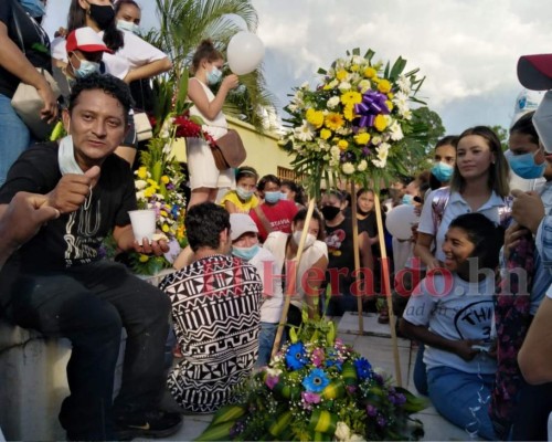 Consternación y llanto en el entierro del periodista Luis Almendares (FOTOS)