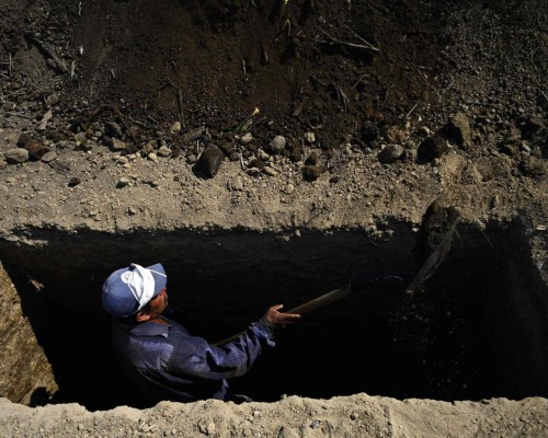 FOTOS: Con tres casos de Covid-19, El Salvador trabaja en excavación de tumbas