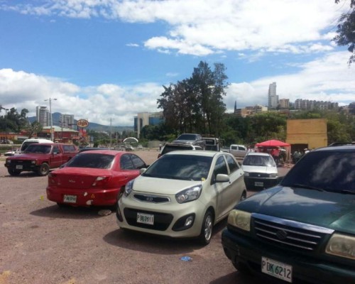 Decomisados cien carros por estacionarse mal
