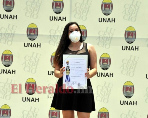 Con inusual 'graduación', la UNAH entrega 1,074 nuevos profesionales