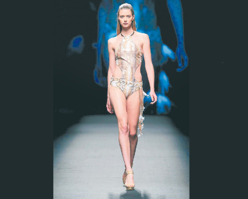 Diminutos trajes inspirados en África