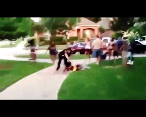 Video muestra a policía agrediendo a adolescentes